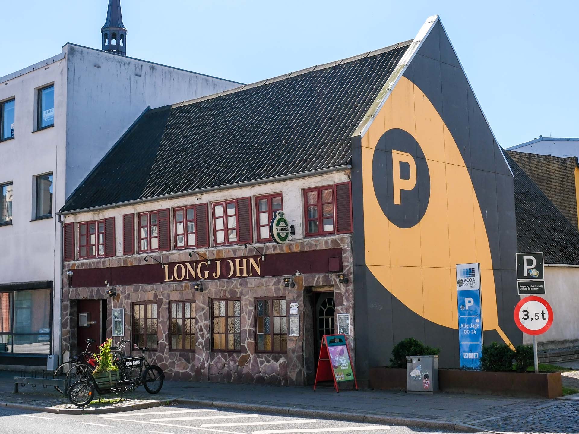 Long John er et værtshus med dejlig gårdhave.