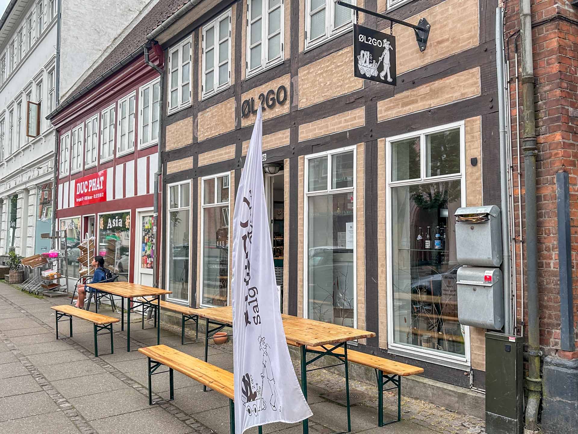 ØL2GO har borde udenfor når vejret er til det.