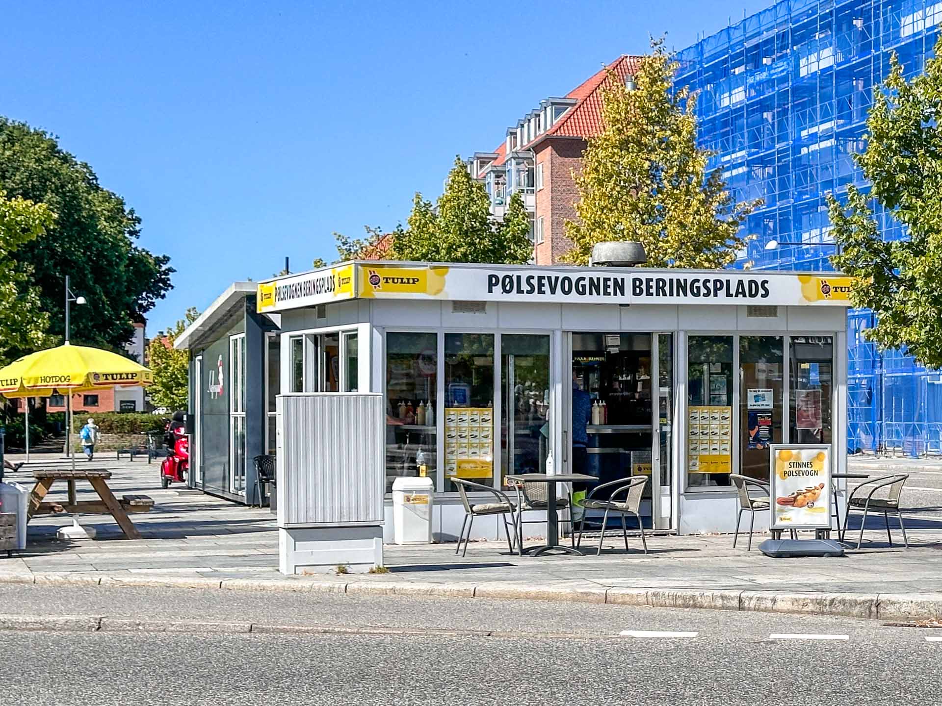 Knuds Pølsevogn på Beringsplads set udefra.