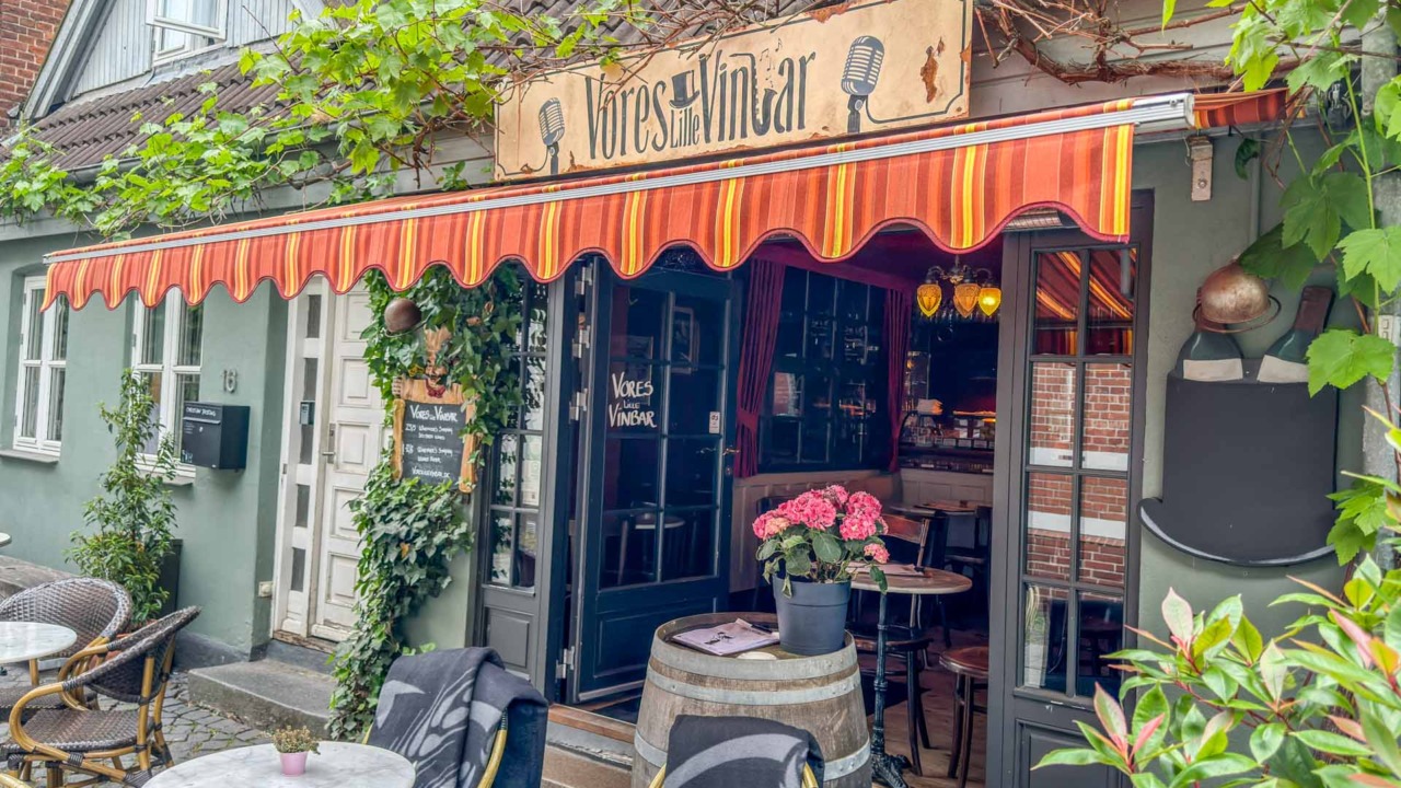 Vores Lille Vinbar ligger i Thonbogade i Horsens.
