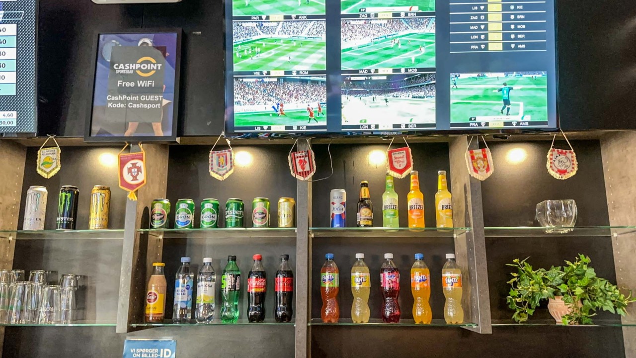I baren hos Cashpoint Sportsbar er der øl, sodavand og breezer.