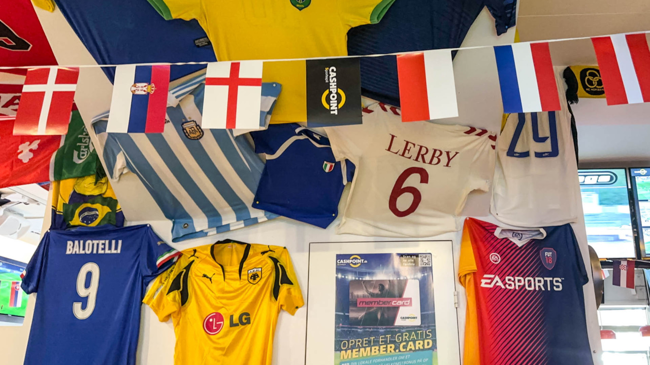 Fodboldtrøjer i loftet og på væggene er en del af charmen hos Cashpoint Sportsbar.