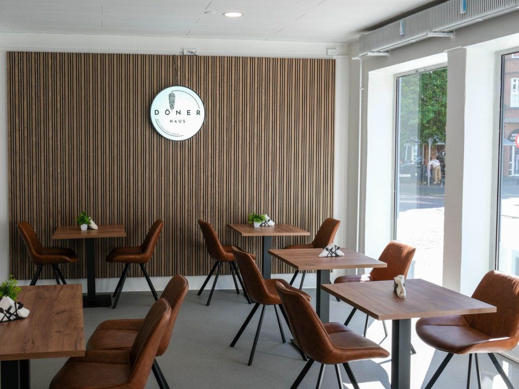 Dee store vinduer skaber et godt lys hos Döner Haus i Horsens.