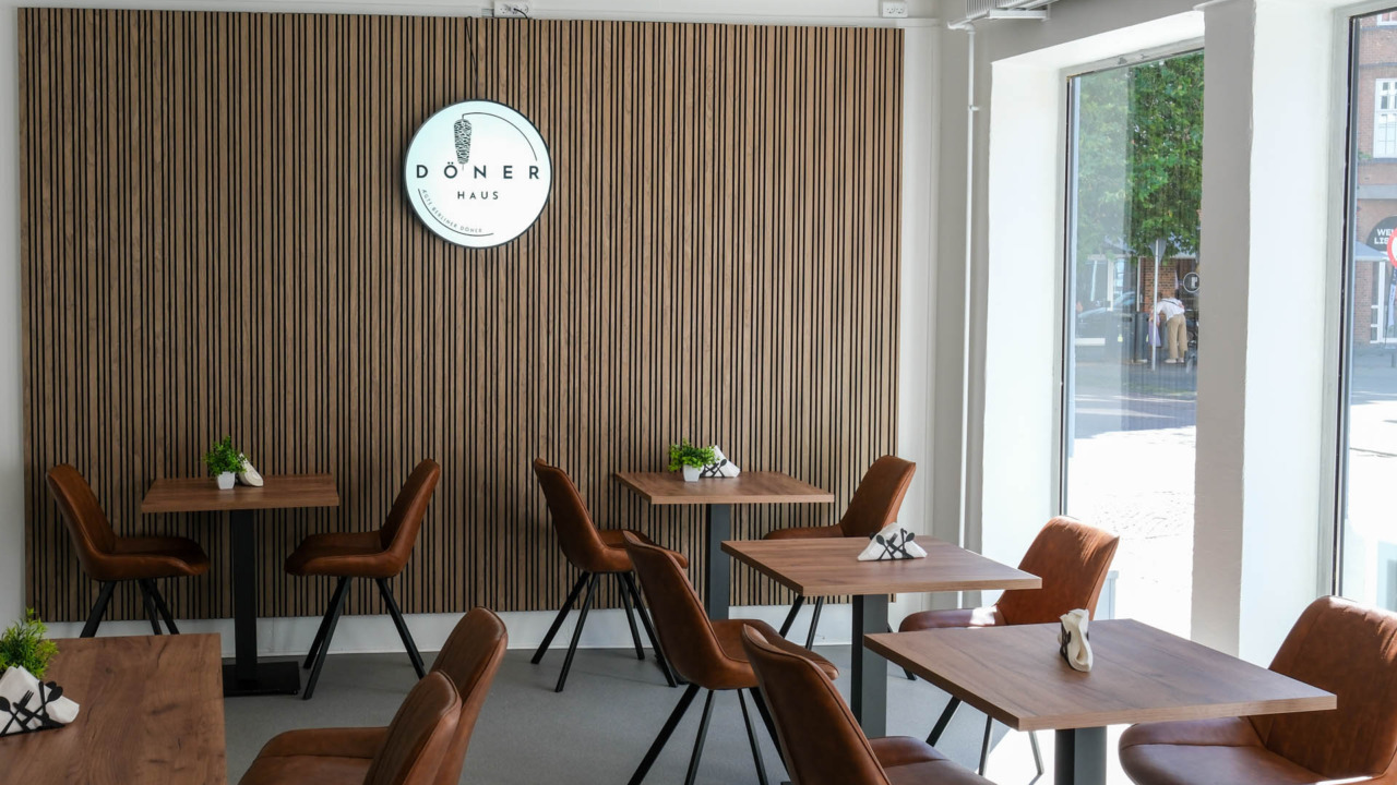 Dee store vinduer skaber et godt lys hos Döner Haus i Horsens.