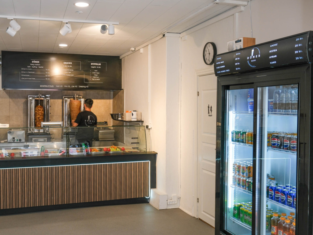 Et enkelt udvalg af drikkevarer hos Döner Haus i Horsens.