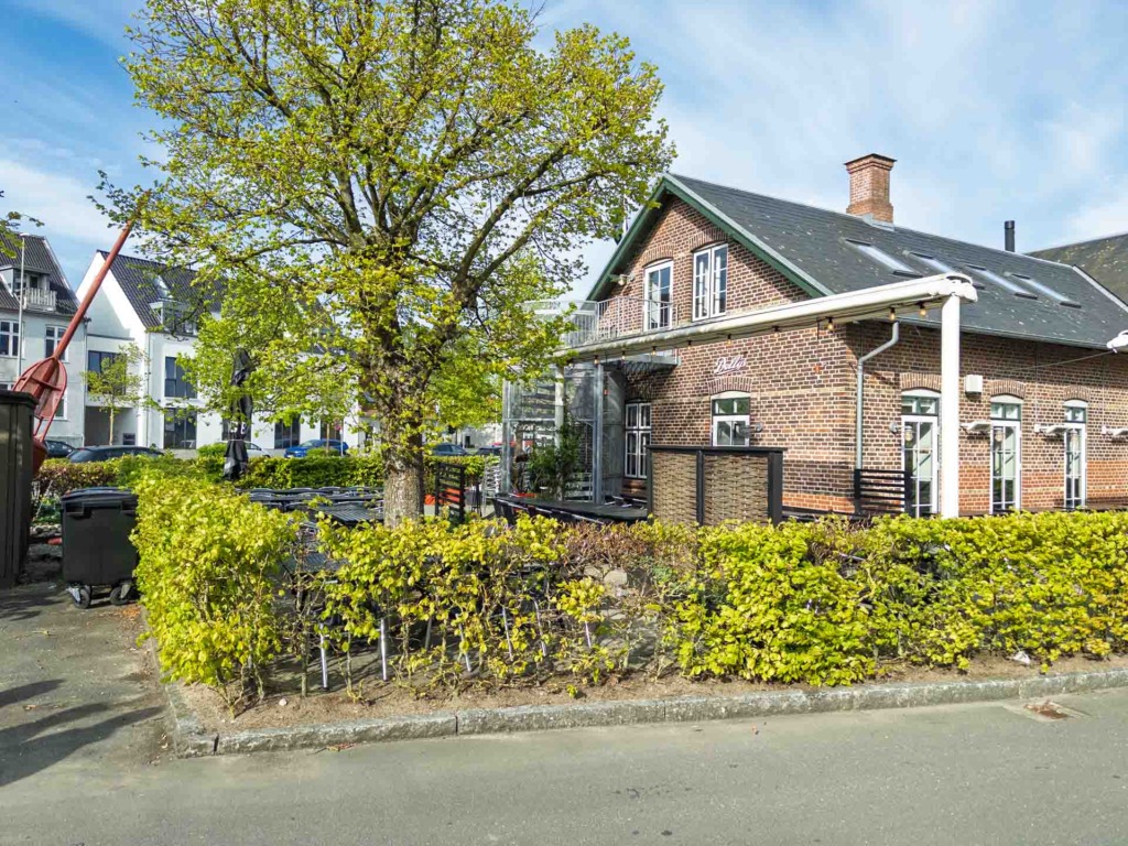Den hyggelige terrasse hos Dollys er populær, når vejret er godt.
