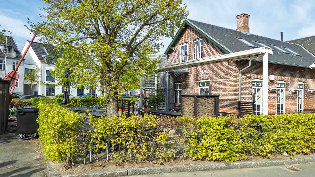 Den hyggelige terrasse hos Dollys er populær, når vejret er godt.