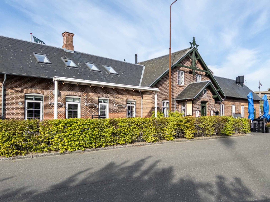 Dollys ligger centralt placeret på Havnen 15 i Horsens