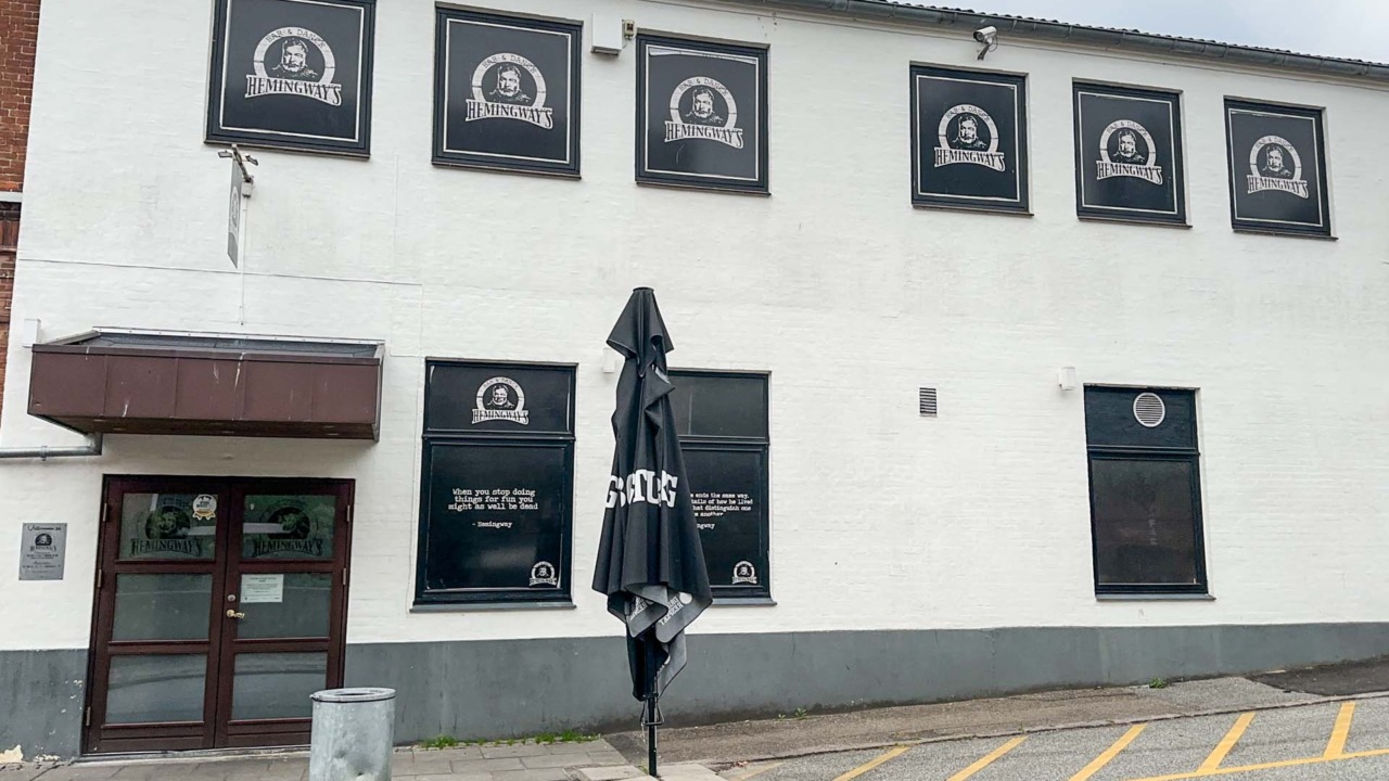 Hemingway´s Horsens ser ikke ud af meget udefra, men der er festligt og gang i den indenfor.