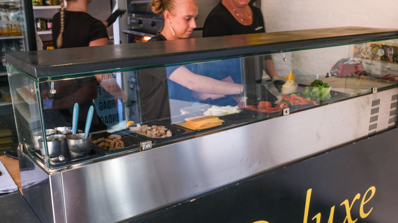 Betjeningen er imødekommende og venlig hos Lunch Deluxe.