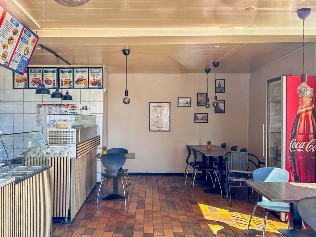 Der er ikke mange pladser hos Lundens Spisehus, der også mest er en takeaway .