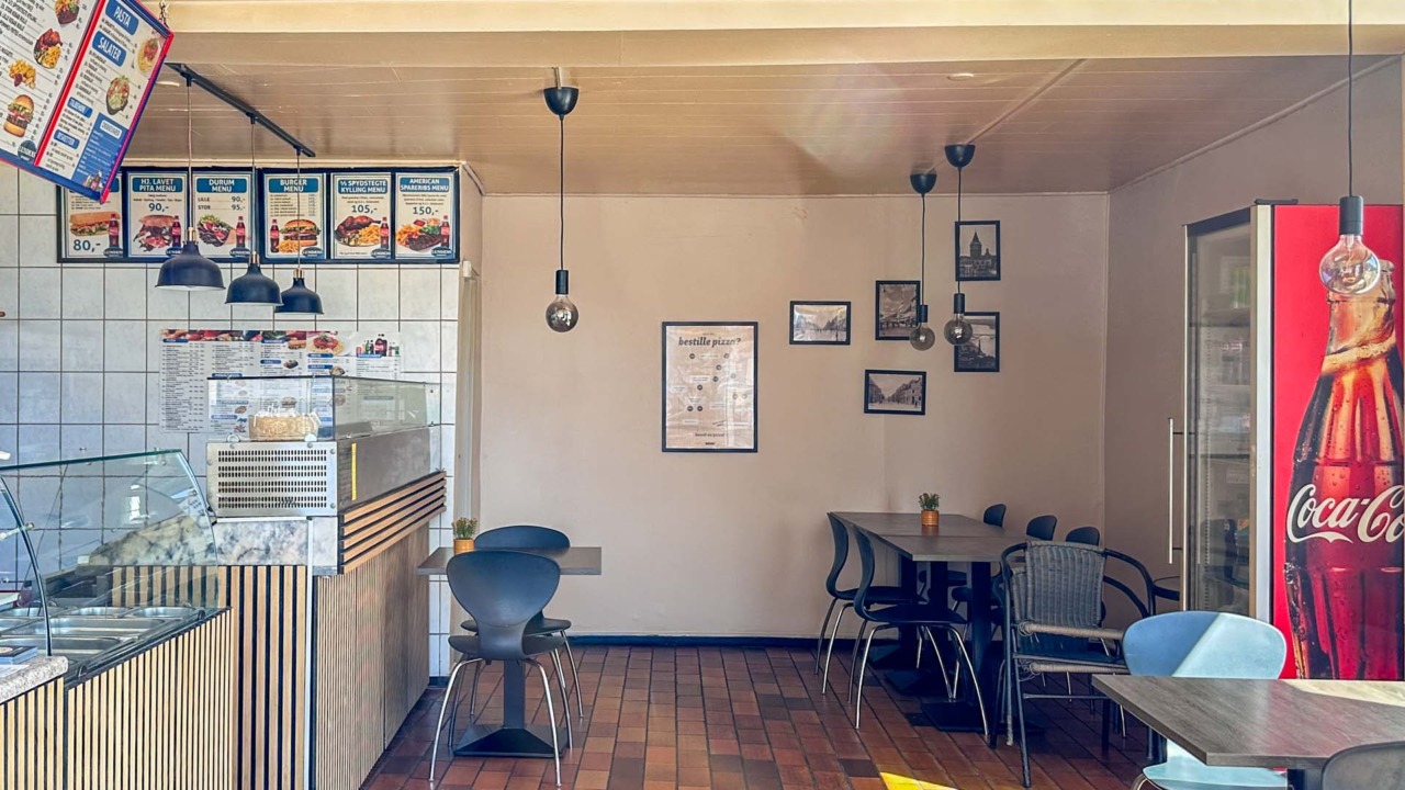 Der er ikke mange pladser hos Lundens Spisehus, der også mest er en takeaway .