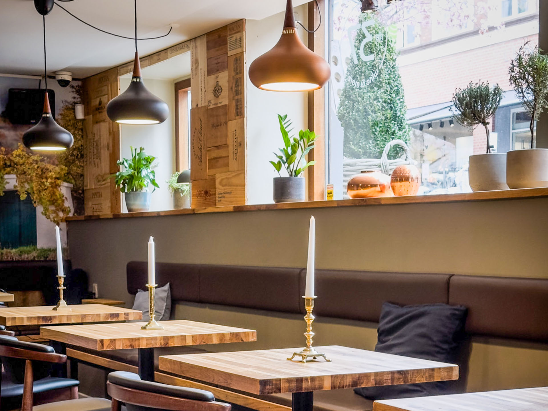 Der er hygge med lys på bordene hos No. 37 Wine & More i Horsens.