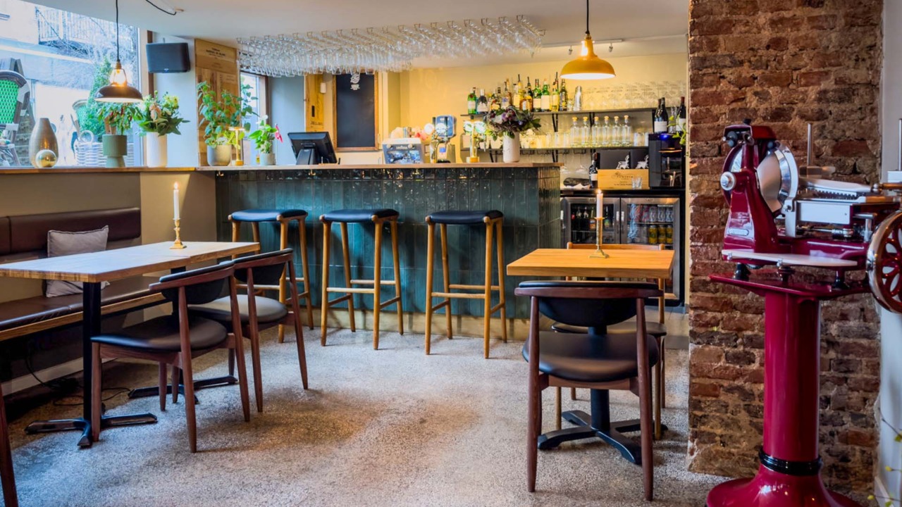 Man kan bestille i baren eller ved bordene hos No. 37 Wine & More i Horsens.