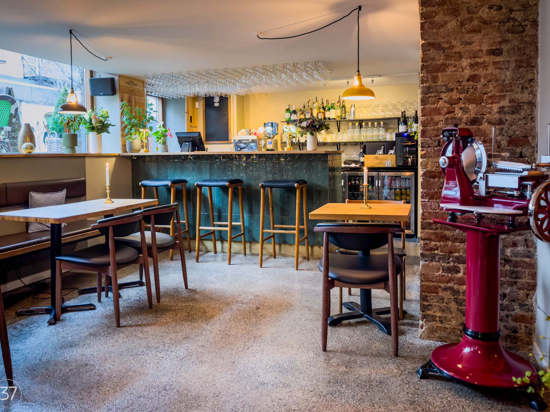 Man kan bestille i baren eller ved bordene hos No. 37 Wine & More i Horsens.