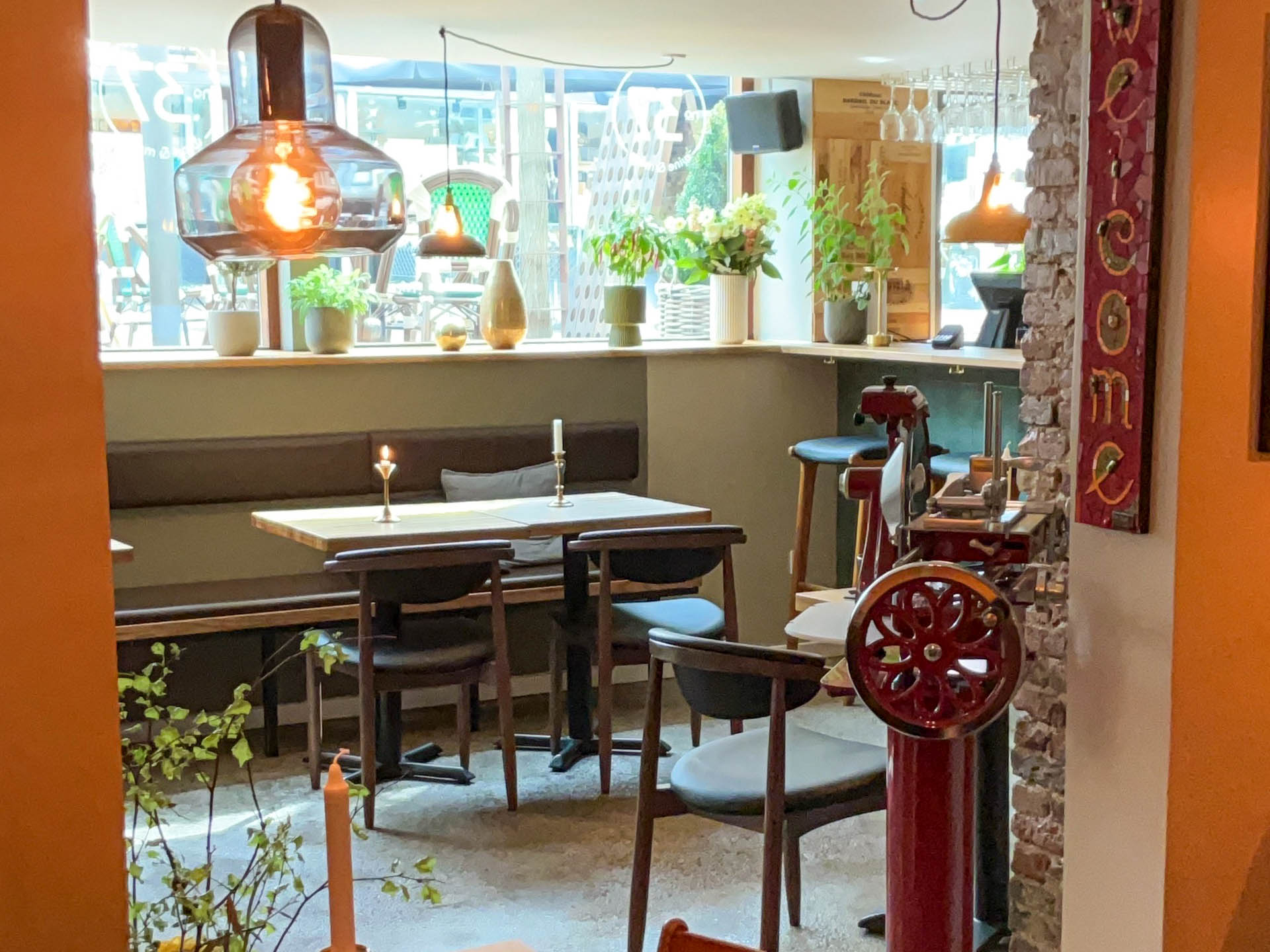 Der er flere afdelinger at tage plads i hos No. 37 Wine & More i Horsens.