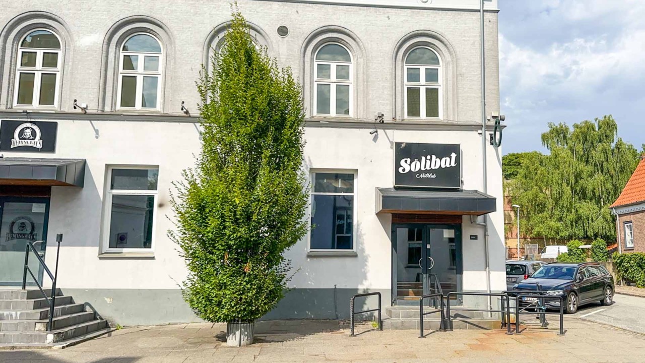 Sölibat Natklub er en bar, diskotek og natklub i Horsens.
