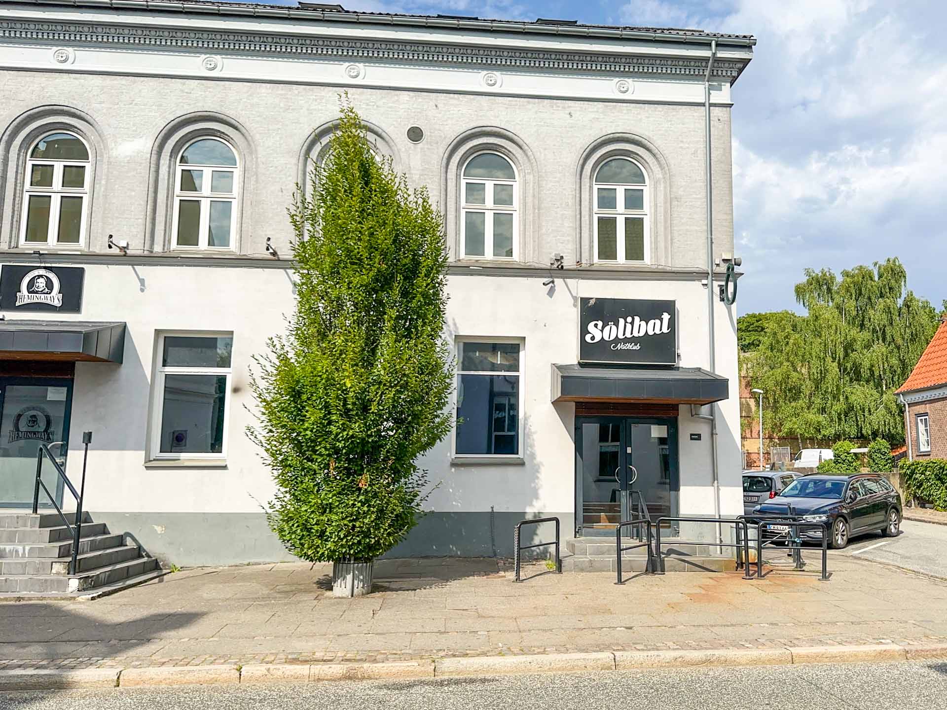 Sölibat Natklub er en bar, diskotek og natklub i Horsens.