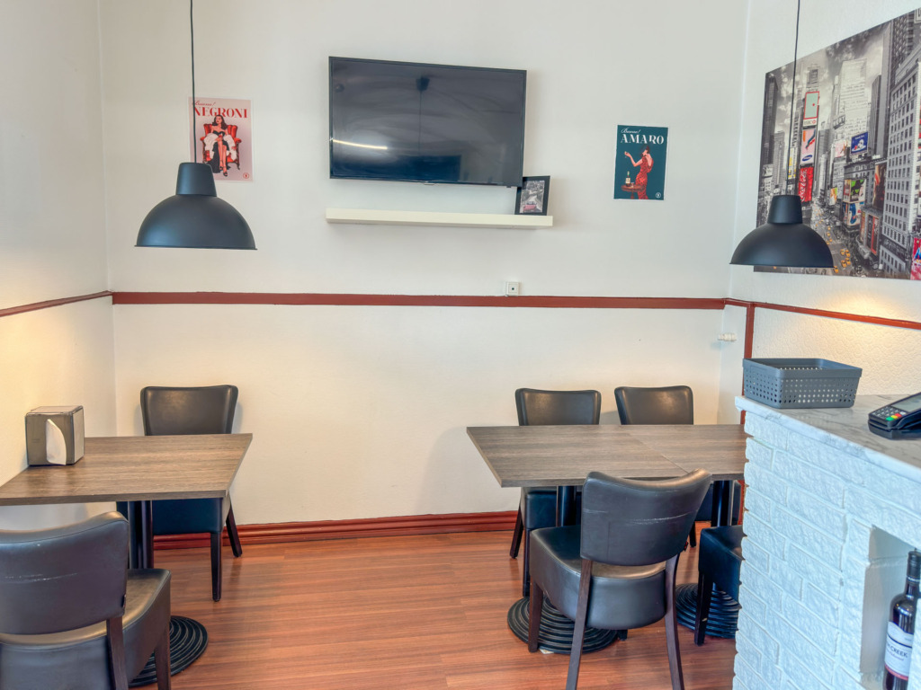 Hos Bella Vita Pizza kan man spise sin mad, men de fleste kommer efter takeaway.