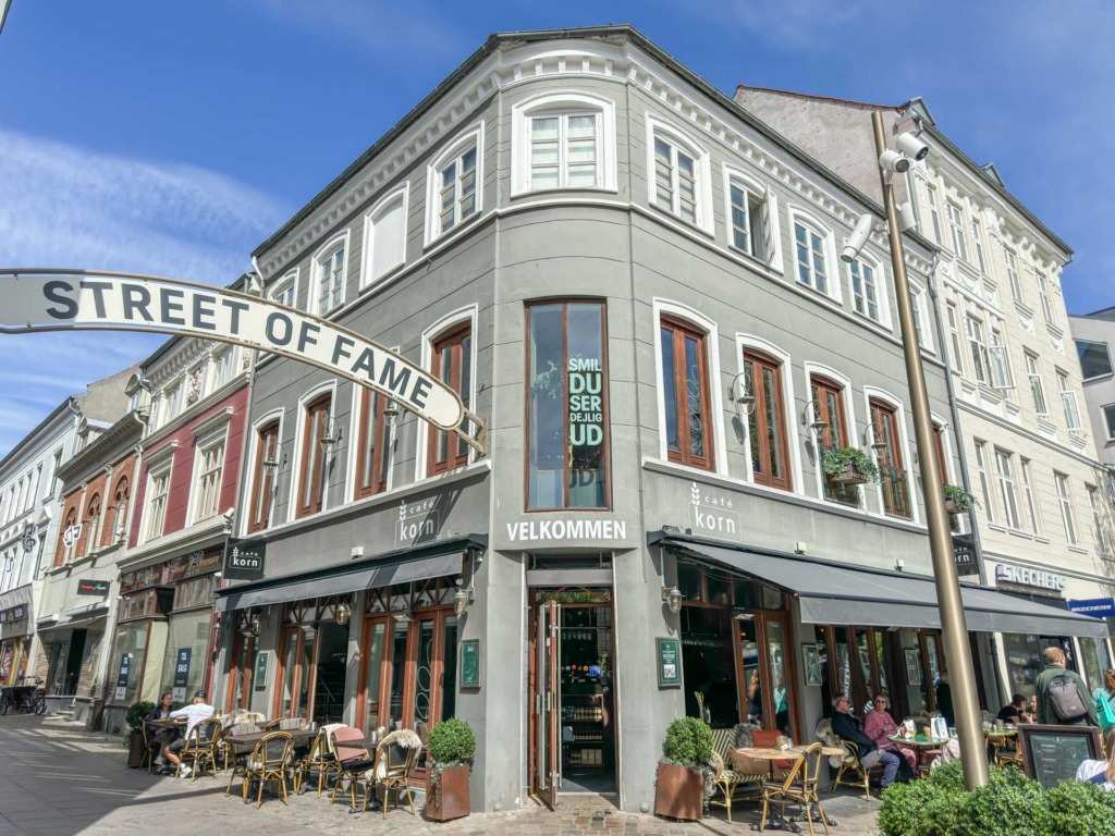 Café Korn ligger på gågaden. Her er servering ude og inde.