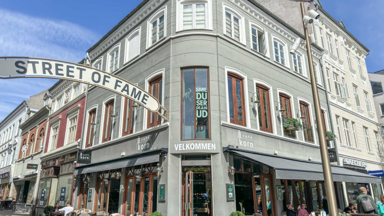 Café Korn ligger på gågaden. Her er servering ude og inde.