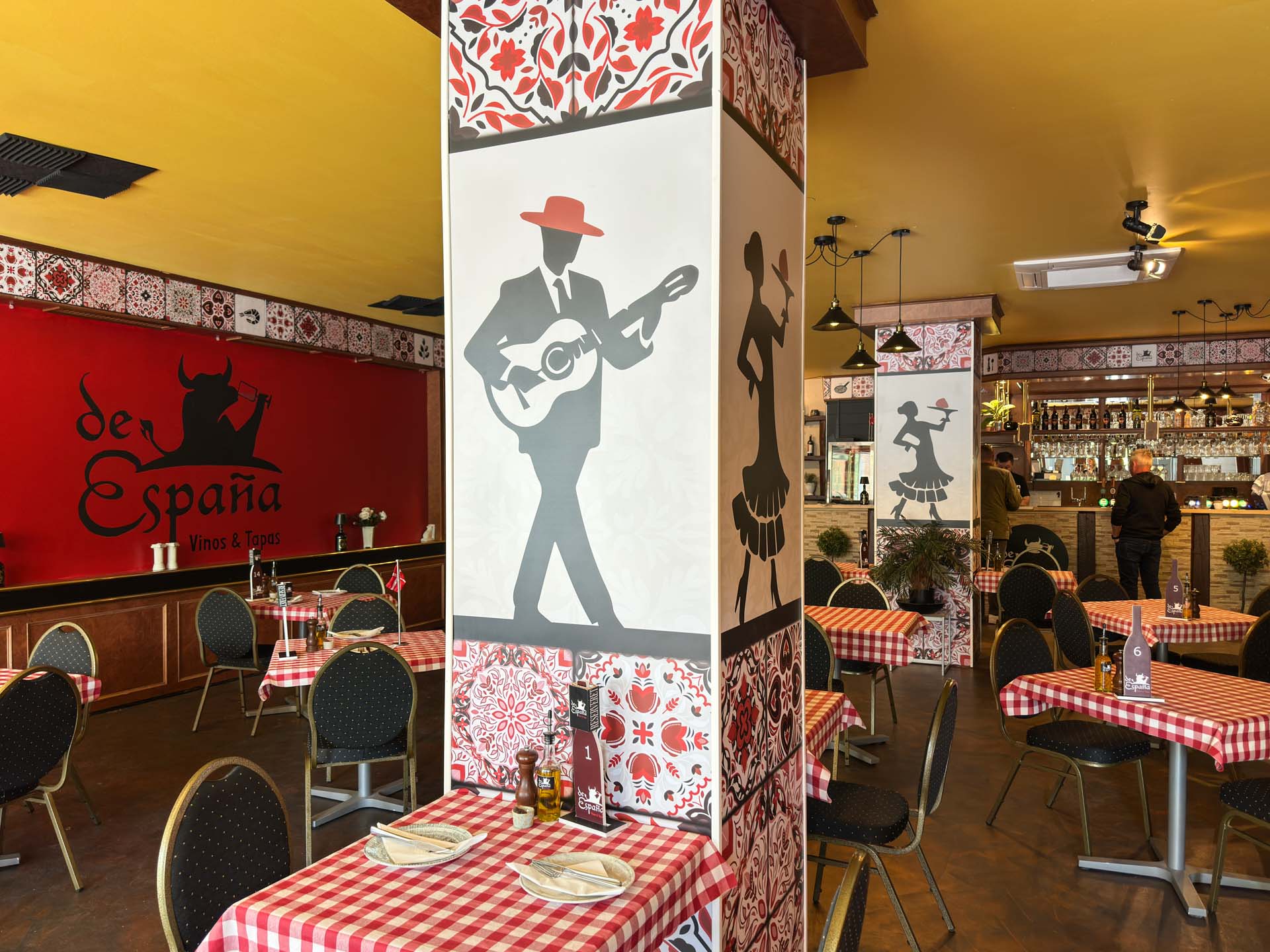 De España – Vinos & Tapas har dekoreret restauranten med god stemning.