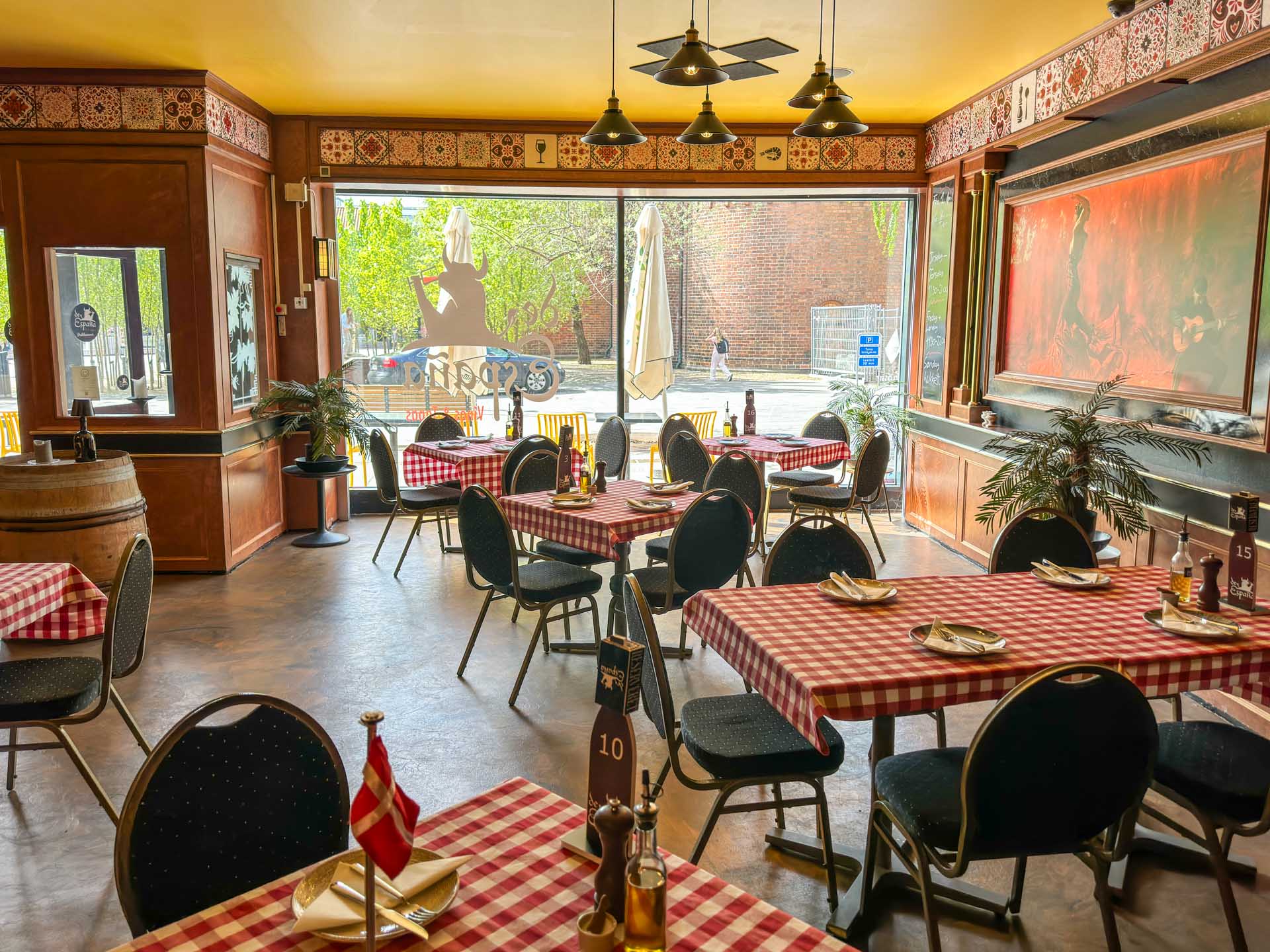De store vinduer skaber et godt lys i dagstimerne hos De España – Vinos & Tapas i Horsens.