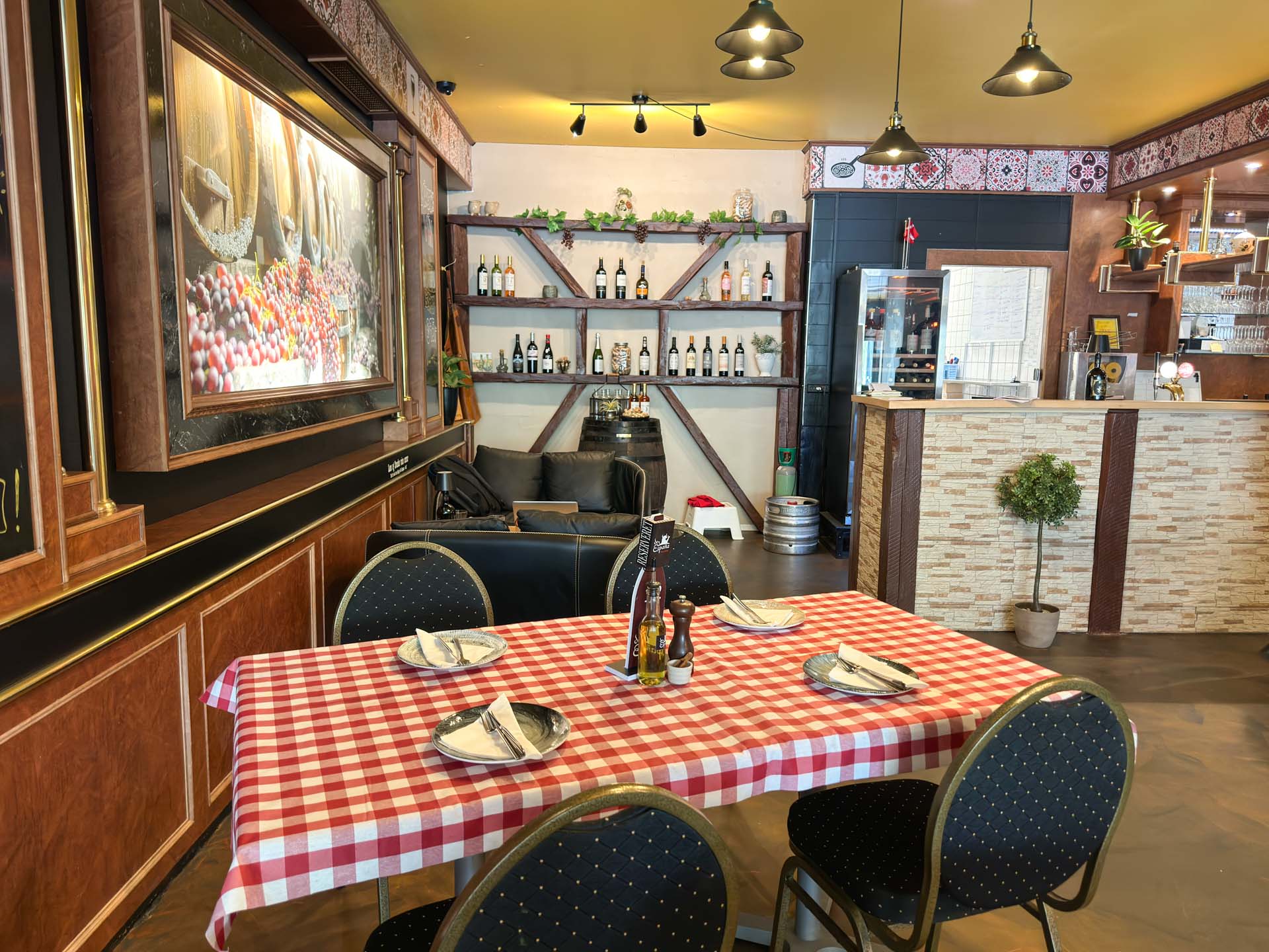 Det er stemningsfuldt hos De España – Vinos & Tapas i Horsens.