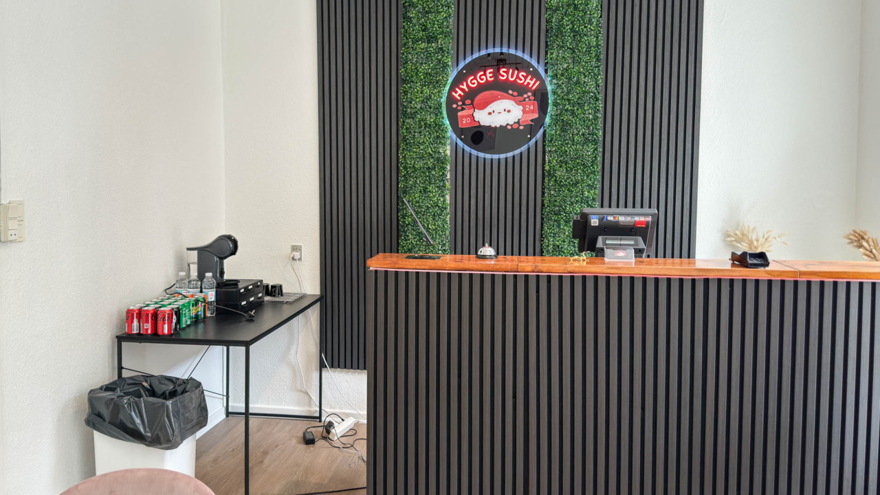 Ved disken bestiller du din mad hos Hygge Sushi.