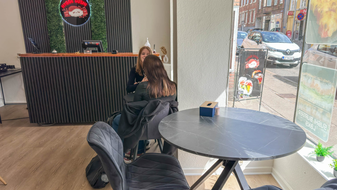 Der er få siddepladser hos Hygge Sushi i Horsens.