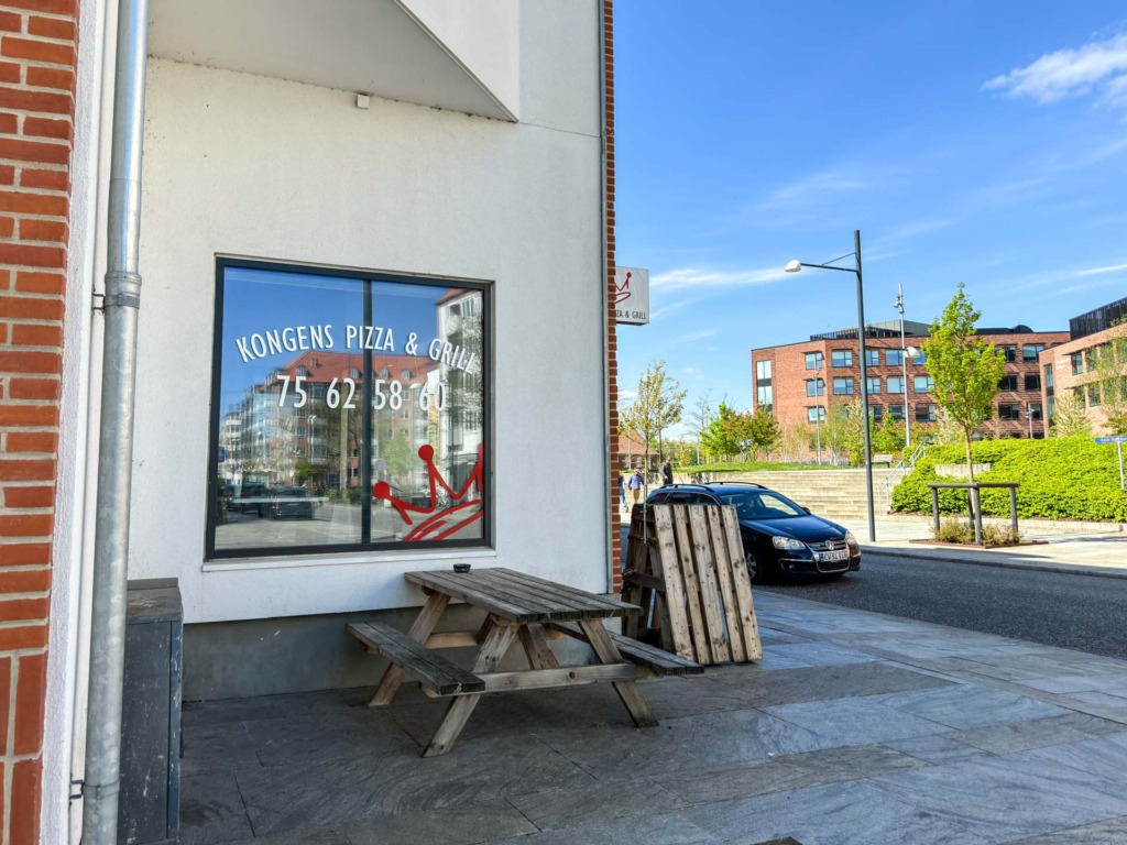Der er et bord ude foran Kongens Pizza & Grill, hvor man kan tage plads, mens man venter, eller når man skal spise.