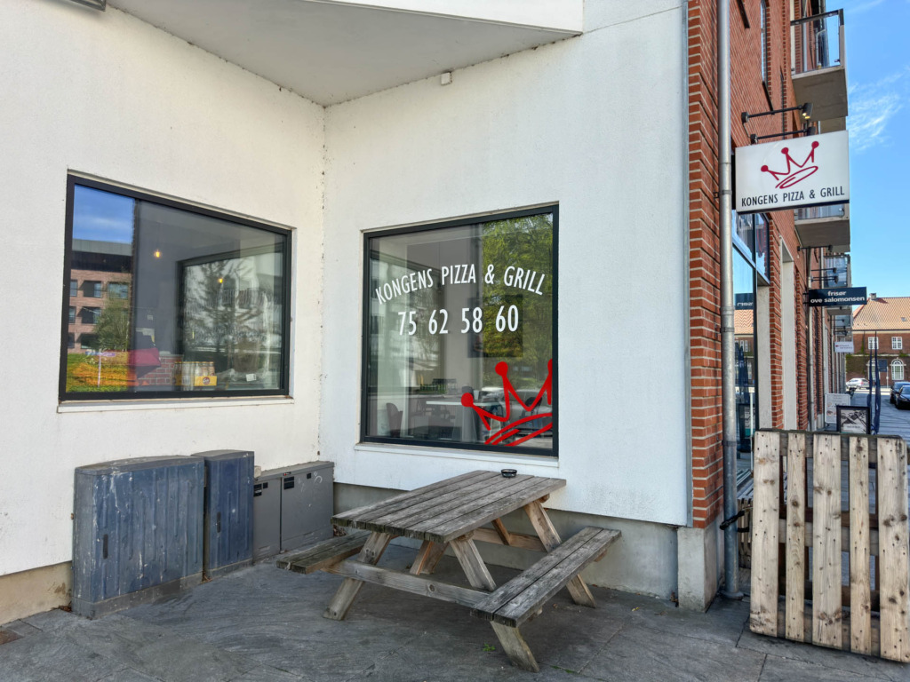 Man kan tage plads inde og ude hos Kongens Pizza & Grill Horsens.