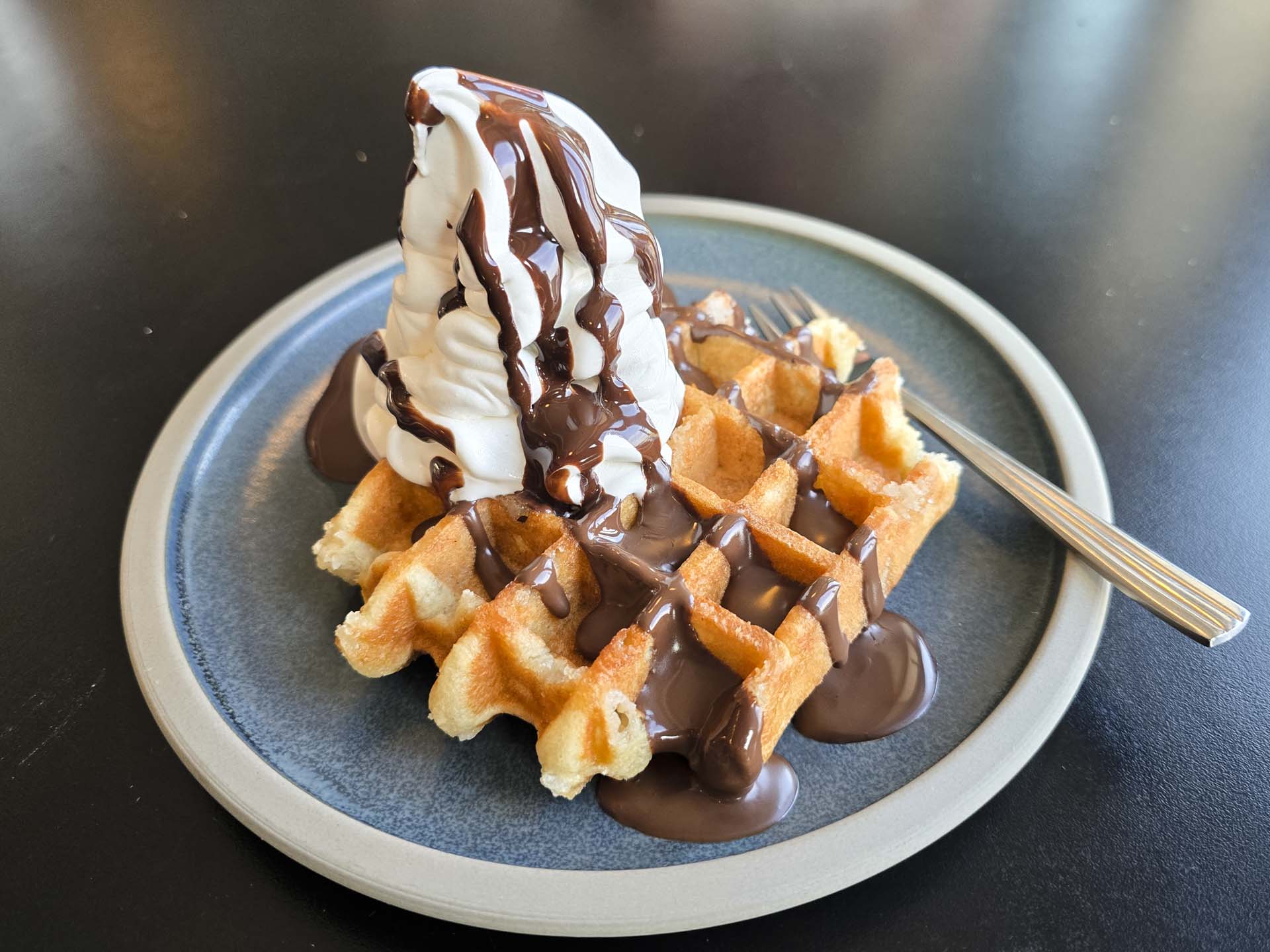 Belgiske vafler med vaniljeis og chokolade hos NIOR Bistro.