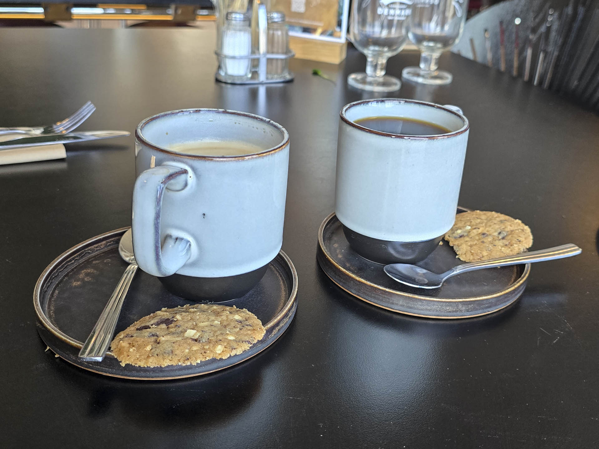 Kaffe og en småkage hos NIOR Bistro
