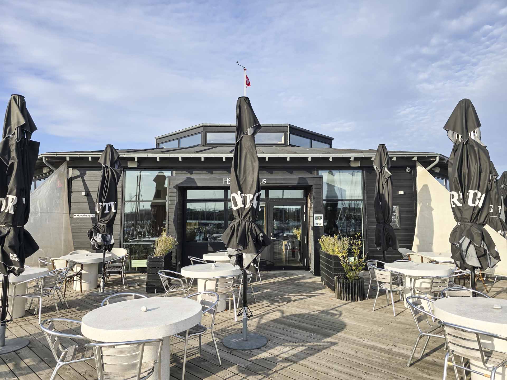 Den store tagterrasse er populær, når vejret er godt.