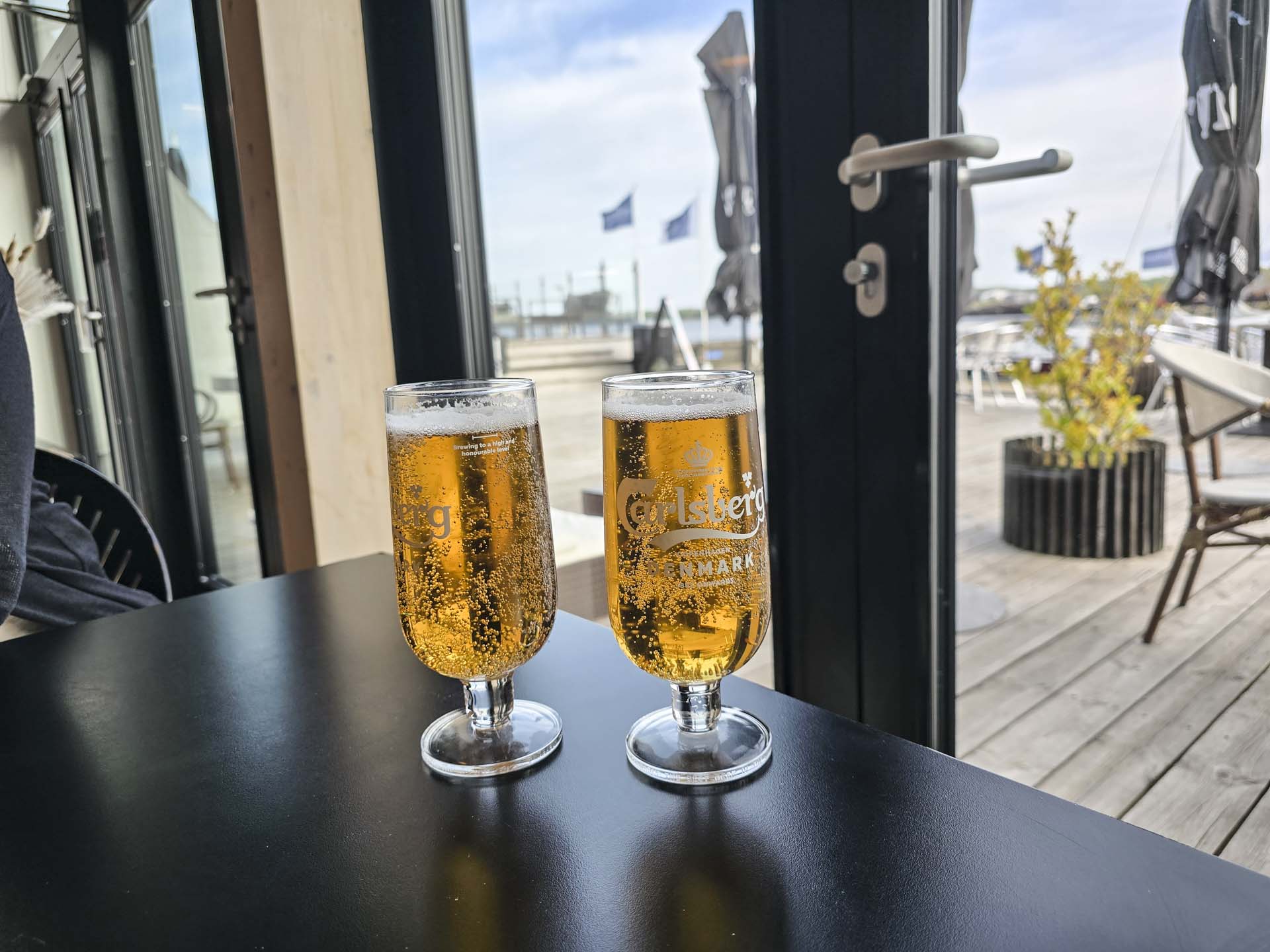 Et par store Carlsberg hos NIOR Bistro.