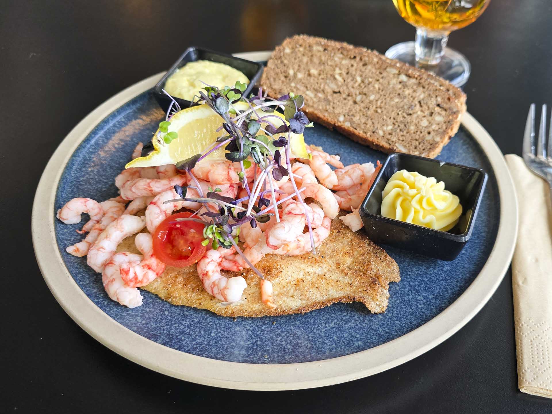 Pandestegte rødspættefileter med håndpillede rejer hos NIOR Bistro.