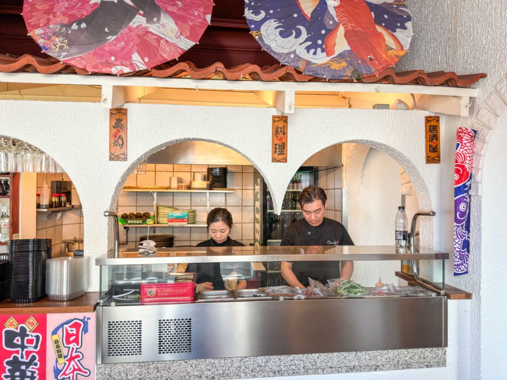 Man kan følge med i madlavningen i det åbne køkken hos Osaki Sushi.