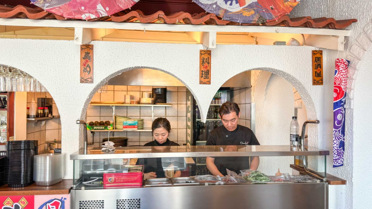 Man kan følge med i madlavningen i det åbne køkken hos Osaki Sushi.