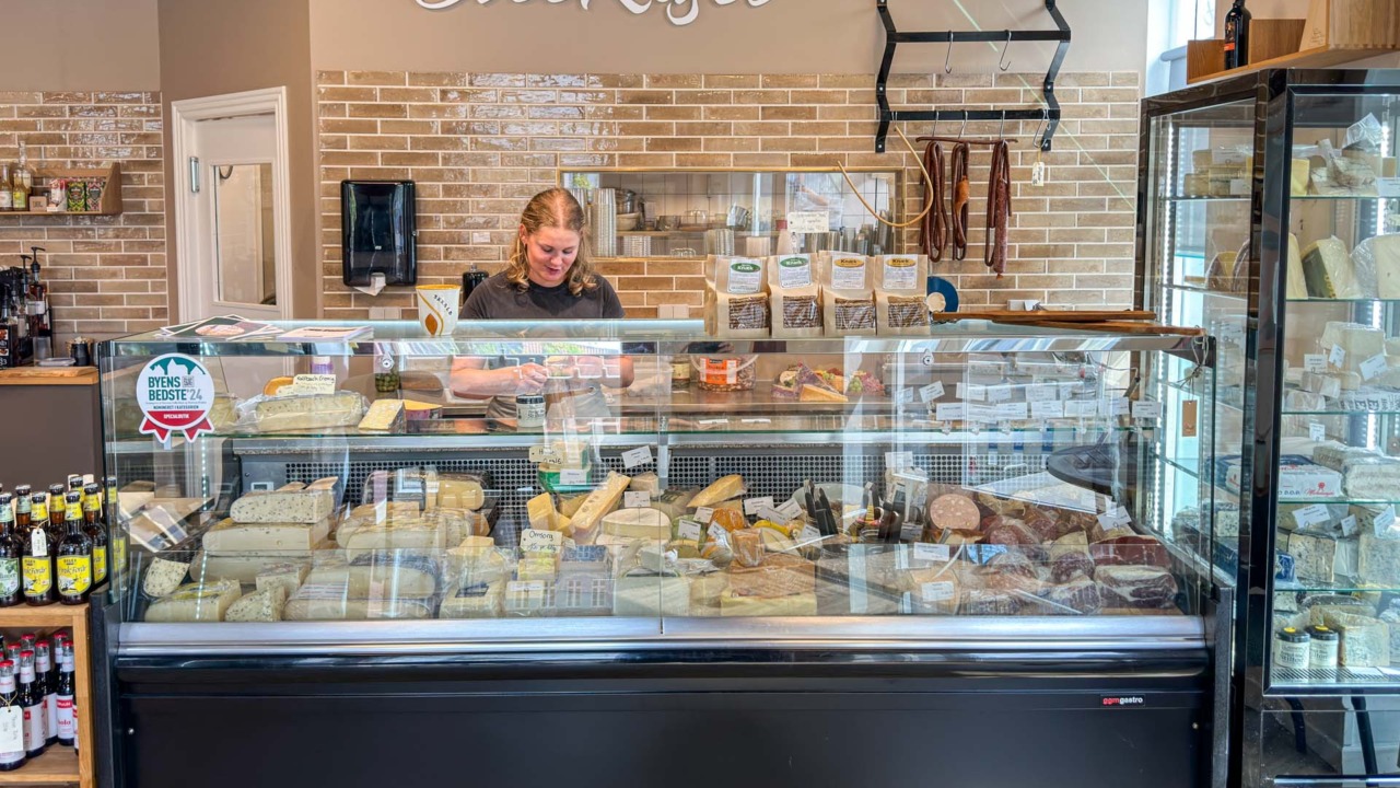 Betjeningen er imødekommende hos OsteRiget i Horsens.