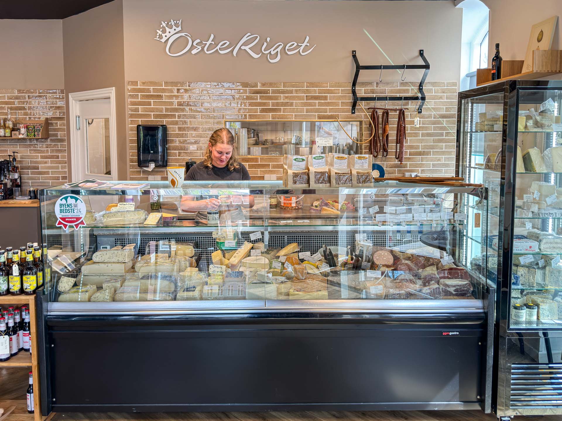 Betjeningen er imødekommende hos OsteRiget i Horsens.