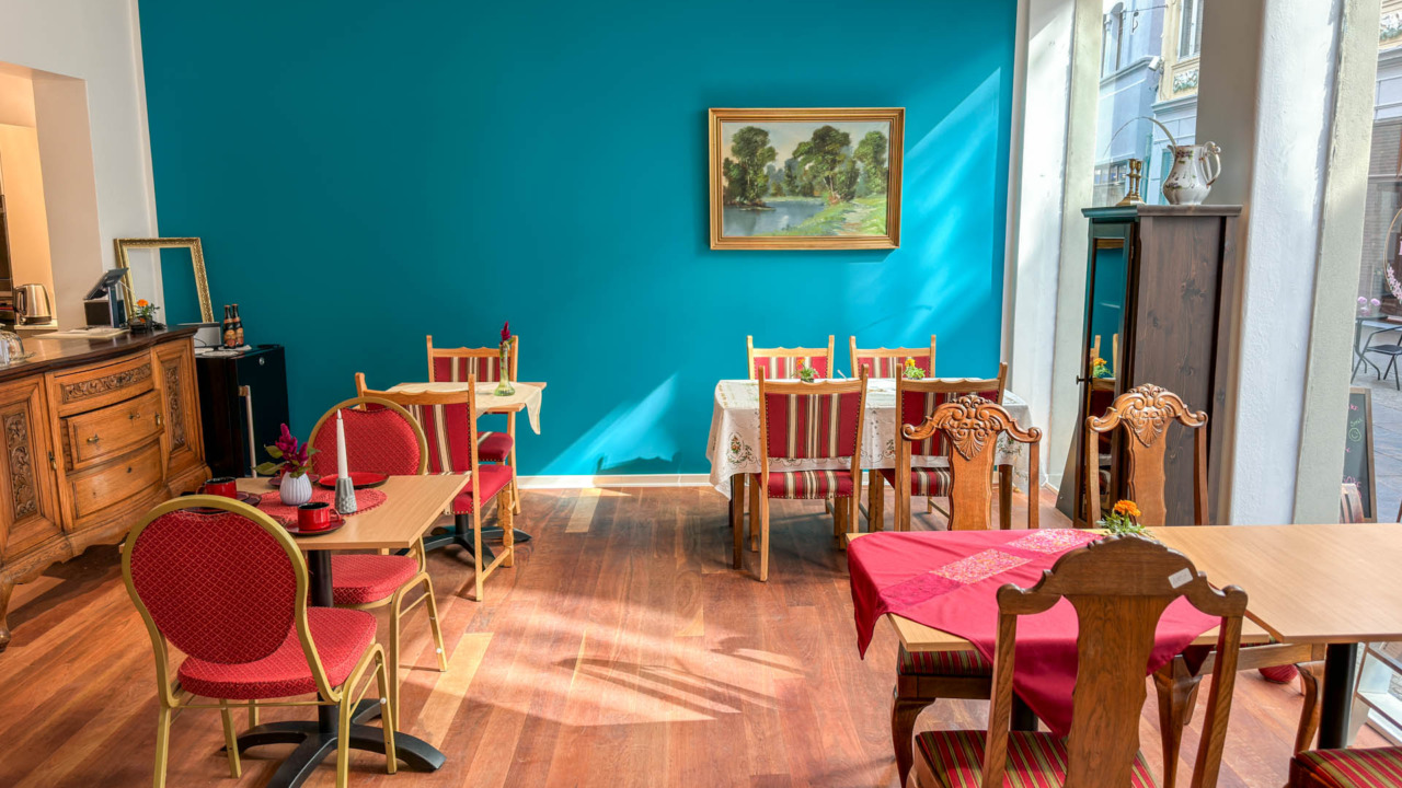 Farverigt og hyggeligt er der hos Pedersens Café i Horsens.