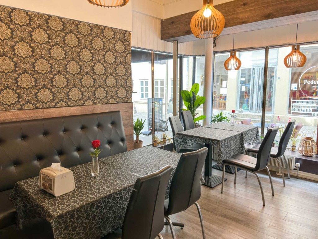 Tag plads i sofaen eller på stole hos Sabai Thai Take Away.