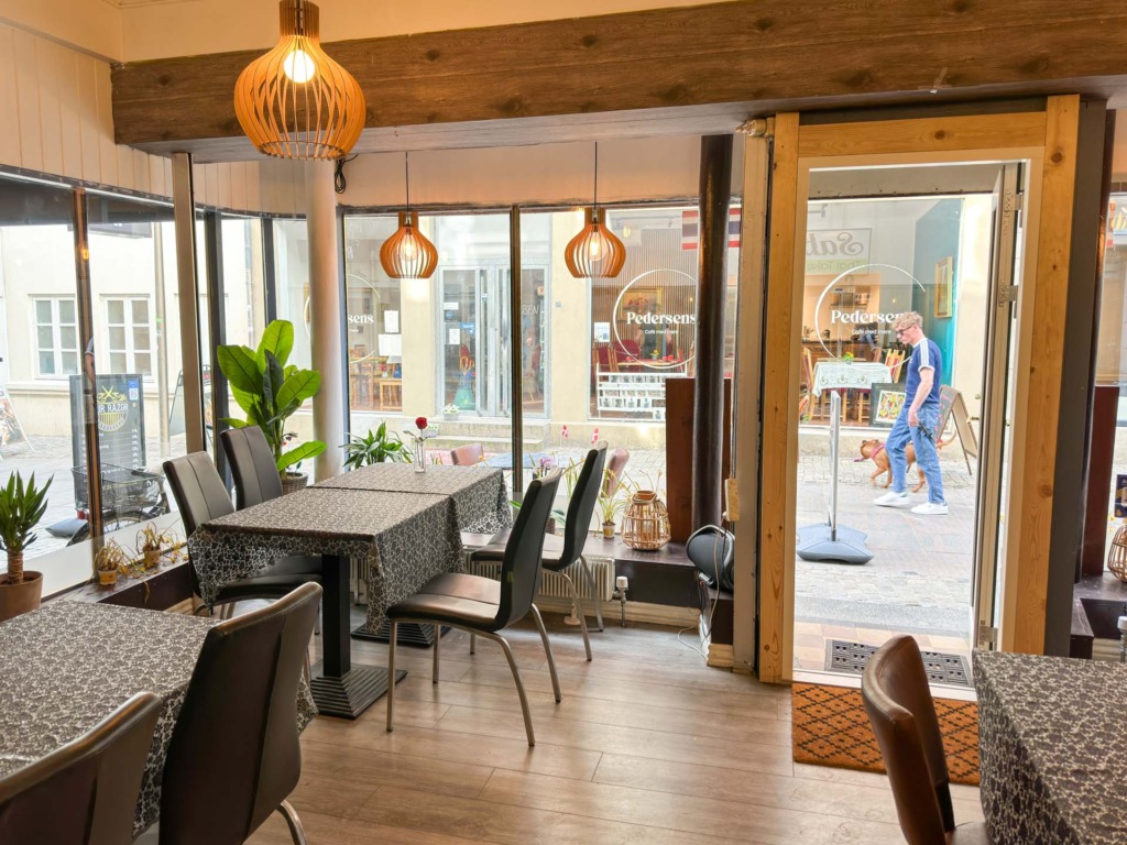 Afdæmpet lys og rolig stemning hos Sabai Thai Take Away.