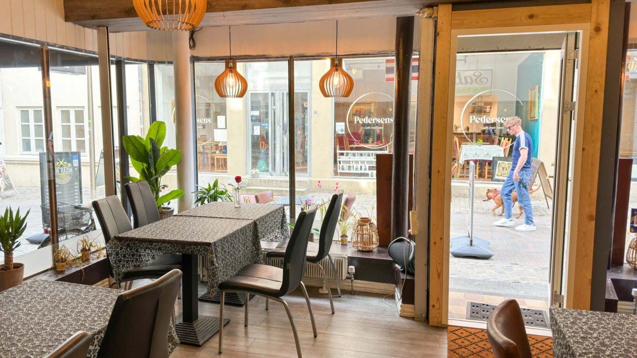 Afdæmpet lys og rolig stemning hos Sabai Thai Take Away.