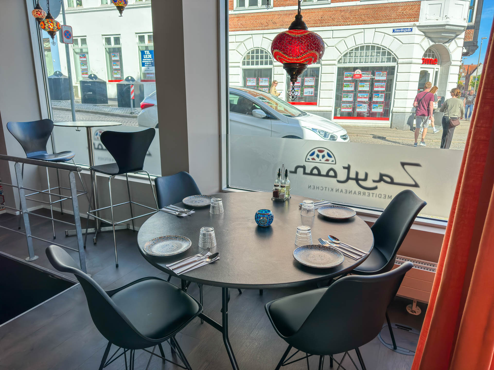 Hos Zaytoon er der runded og firkantede borde.