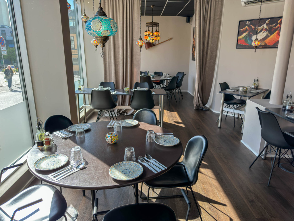 De store vinduer hos Zaytoon skaber et godt lys i restauranten.