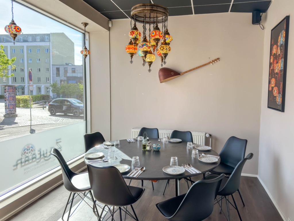 Man kan sidde afsides med sit selskab hos restaurant Zaytoon.