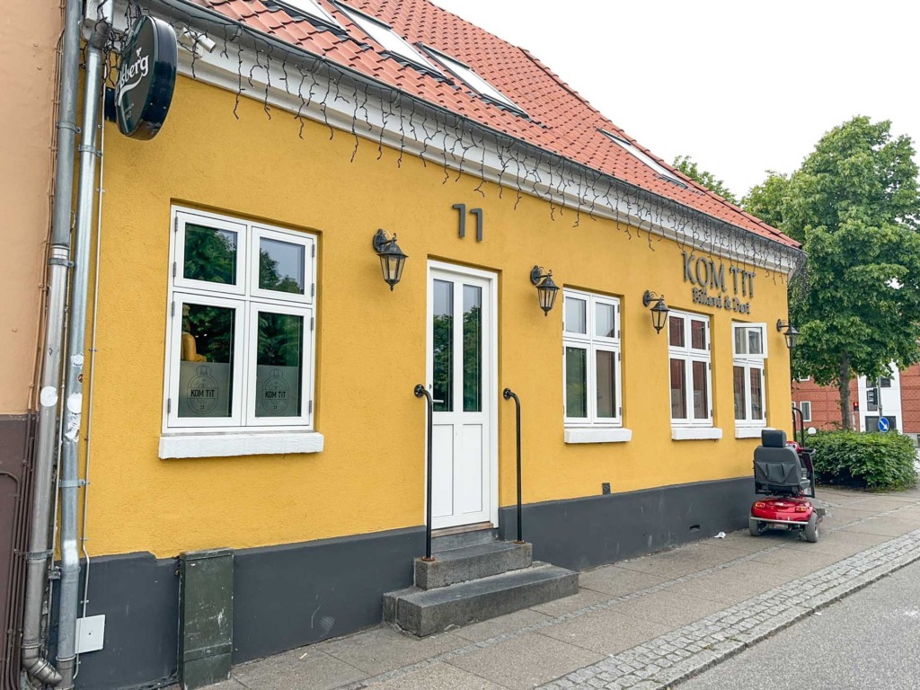 Kom tit ligger er et brunt værtshus i Nørrebrogade i Horsens.