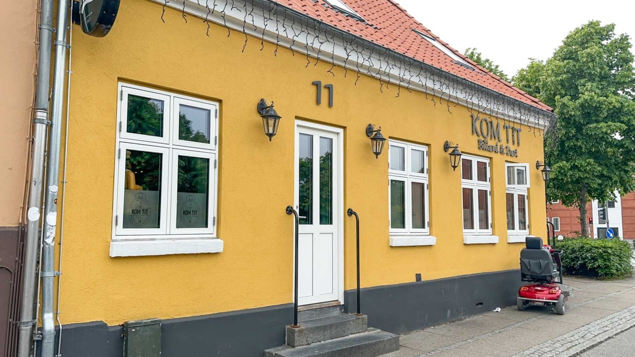 Kom tit ligger er et brunt værtshus i Nørrebrogade i Horsens.
